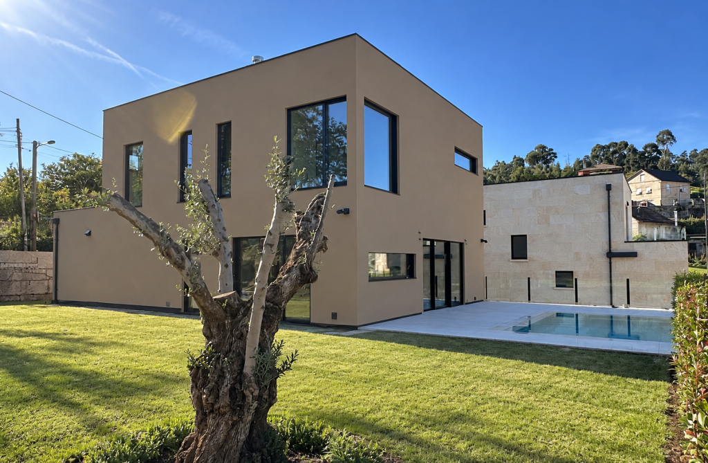 Vivienda LSF de Puzzle en Matamá, Vigo, abierta al jardín y la piscina.