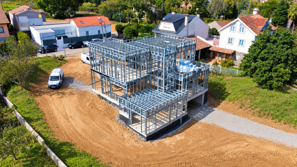 Estructura de acero ligero de la vivienda de Sárdoma durante su construcción.